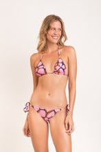 Cargar imagen en el visor de la galería, Model Front: Rio De Sol Ensemble Set Amore-Pink Tri-Inv Lacinho