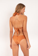 Cargar imagen en el visor de la galería, Model Back: Rio De Sol Ensemble Set Shimmer-Nocciola Mel