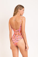 Cargar imagen en el visor de la galería, Model Back: Rio De Sol Une Pièce Sweet-Camo Hype