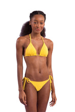 Cargar imagen en el visor de la galería, Model Front: Rio De Sol Haut Top Malibu-Yellow Tri-Inv