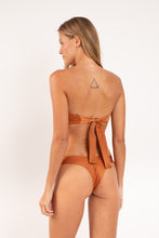 Cargar imagen en el visor de la galería, Model Back: Rio De Sol Haut Top Shimmer-Nocciola Mavi