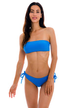 Cargar imagen en el visor de la galería, Model Front: Rio De Sol Haut Top Uv-Enseada Bandeau-Reto