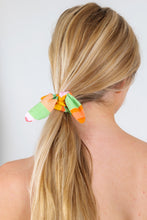 Cargar imagen en el visor de la galería, Model Front: Rio De Sol Chouchou Utah Scrunchie