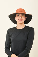Cargar imagen en el visor de la galería, Model Front: Uv Line Chapeau Souple/Capeline San Diego Preto Caramelo Upf50+
