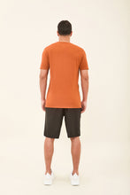 Cargar imagen en el visor de la galería, Model Back: Uv Line T-Shirt Pour Homme T-Shirt Sport Fit Caramelo Upf50+
