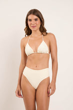 Cargar imagen en el visor de la galería, Model Front: Rio De Sol Bas Bottom Off-White Hotpants
