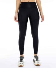 Cargar imagen en el visor de la galería, Image 02: Alto Giro Fitness Bas Legging Couro Com Recorte Rebatidos Preto
