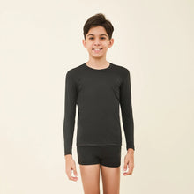 Cargar imagen en el visor de la galería, Model Front: Uv Line T-Shirt Longsleeve Uvpro Kids Black Upf50+
