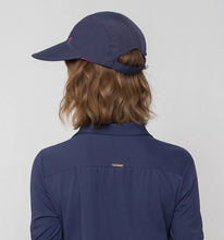 Cargar imagen en el visor de la galería, Model Back: Uv Line Casquette Visor Capri Colors Nac Fem Navy Blue Rose Upf50+

