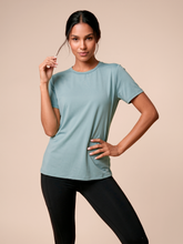 Cargar imagen en el visor de la galería, Gallery: Uv Line Haut De Plage T-Shirt Uvpro Fem Green Water Upf50+
