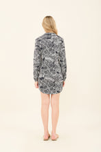Cargar imagen en el visor de la galería, Model Back: Uv Line Chemise Shirtdress Dalia Marinho Upf50+
