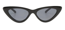 Cargar imagen en el visor de la galería, Model Front: Iyu Lunettes De Soleil Sigrid Noir
