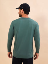 Cargar imagen en el visor de la galería, Model Back: Uv Line T-Shirt Longsleeve New Fit Textura Masc Verde Jade Upf50+
