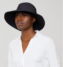 Cargar imagen en el visor de la galería, Model Front: Uv Line Bob Hat California Nac Fem Black Upf50+
