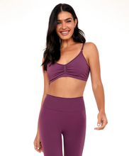 Cargar imagen en el visor de la galería, Model Front: Alto Giro Fitness Haut Top Sem Costura Essential Roxo Wine
