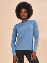Cargar imagen en el visor de la galería, Model Front: Uv Line T-Shirt Longsleeve Uvpro Indigo Upf50+
