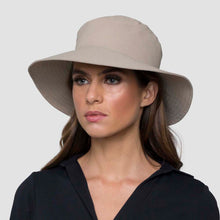 Cargar imagen en el visor de la galería, Model Front: Uv Line Bob Hat California Nac Fem Sand Upf50+
