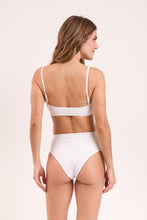 Cargar imagen en el visor de la galería, Model Back: Rio De Sol Bas Bottom Memphis-White Hotpants
