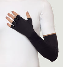 Cargar imagen en el visor de la galería, Model Front: Uv Line Gants Extra Long Gloves Uni Black Upf50+
