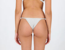 Cargar imagen en el visor de la galería, Model Back: Rio De Sol Bas Bottom Shimmer-White California
