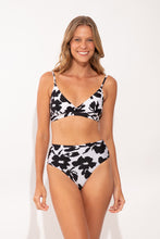 Cargar imagen en el visor de la galería, Model Front: Rio De Sol Bas Bottom Poppy Hotpants
