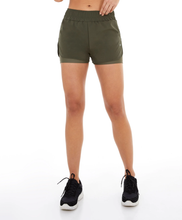 Cargar imagen en el visor de la galería, Model Front: Alto Giro Fitness Bas Shorts Tecnospan Abertura Lateral Verde Militar
