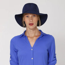 Cargar imagen en el visor de la galería, Model Front: Uv Line Chapeau Souple/Capeline San Remo Marinho Offwhite Upf50+
