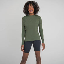 Cargar imagen en el visor de la galería, Model Front: Uv Line T-Shirt Longsleeve Uvpro Fem Verde Militar Upf50+
