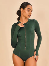 Cargar imagen en el visor de la galería, Model Front: Uv Line Une Pièce Swimsuit Macae Green Cactus Upf50+

