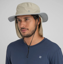 Cargar imagen en el visor de la galería, Model Front: Uv Line Chapeau Legionnaire Chapeu Kansas Nac Areia/Cinza
