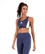 Cargar imagen en el visor de la galería, Model Front: Alto Giro Fitness Haut Top Blackout Recorte Tela Cinza Odyssey
