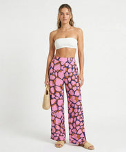 Cargar imagen en el visor de la galería, Model Front: Rio De Sol Pantalon De Plage Amore-Pink Wide Pants

