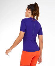 Cargar imagen en el visor de la galería, Model Back: Alto Giro Fitness Haut T-Shirt Skin Fit Biker Com Bolsos Roxo Eletric
