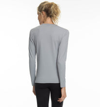 Cargar imagen en el visor de la galería, Model Back: Uv Line T-Shirt Longsleeve Uvpro Fem Grey Upf50+
