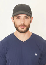 Cargar imagen en el visor de la galería, Model Front: Uv Line Casquette Cap Uv Pro Masc Black Upf50+
