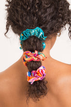 Cargar imagen en el visor de la galería, Image 04: Rio De Sol Chouchou Rain Scrunchie
