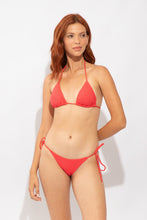 Cargar imagen en el visor de la galería, Model Front: Rio De Sol Haut Top Cali-Flamingo Tri-Inv
