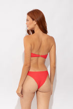 Cargar imagen en el visor de la galería, Model Back: Rio De Sol Bas Bottom Cali-Flamingo Leblon
