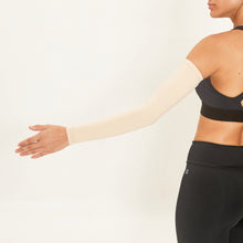 Cargar imagen en el visor de la galería, Model Back: Uv Line Gants Long Sleeve Uni Beige Upf50+

