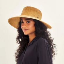 Cargar imagen en el visor de la galería, Image 02: Uv Line Chapeau Souple/Capeline Hat Santorini Imp Fem Wheat Upf50+
