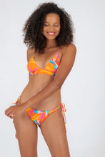 Cargar imagen en el visor de la galería, Model Front: Rio De Sol Bas Bottom Orange-Bloom Ibiza
