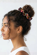 Cargar imagen en el visor de la galería, Model Front: Rio De Sol Chouchou Fiore Scrunchie
