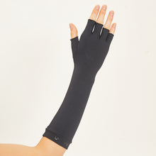 Cargar imagen en el visor de la galería, Model Back: Uv Line Gants Long Gloves Fpu50+ Black Uv
