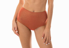 Cargar imagen en el visor de la galería, Model Front: Rio De Sol Bas Calcinha Radiante Canela Hot Pant
