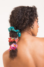 Cargar imagen en el visor de la galería, Image 03: Rio De Sol Chouchou Rain Scrunchie
