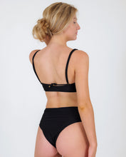 Cargar imagen en el visor de la galería, Image 06: Rio De Sol Ensemble Set Shimmer-Black Bandeau-Reto Hotpants
