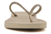 Cargar imagen en el visor de la galería, Model Front: Havaianas Tongs Slim Sand Grey/Light Golden
