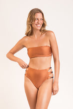 Cargar imagen en el visor de la galería, Model Front: Rio De Sol Bas Bottom Nocciola High-Waist-Spin
