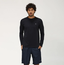 Cargar imagen en el visor de la galería, Model Front: Uv Line T-Shirt Longsleeve Uvpro Preto
