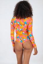 Cargar imagen en el visor de la galería, Model Back: Rio De Sol Haut Top Orange-Bloom Rash-Guard
